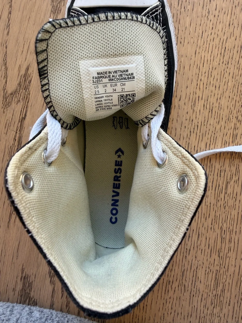 Converse Chuck Taylor All Star Kids High Top Sneakers in Black and White Sz 2.5